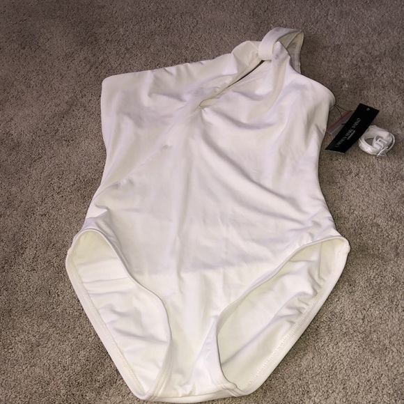 Carmen Marc Valvo One Shoulder Piece Swimsuit Women’s size 6 White NWT read - Picture 3 of 12